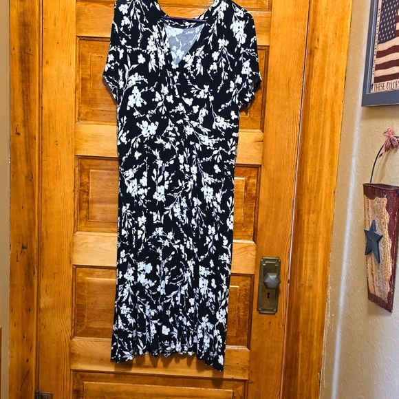croft & barrow Dresses & Skirts - Croft And Barrow Black and White Floral Short Sleeve Dress L